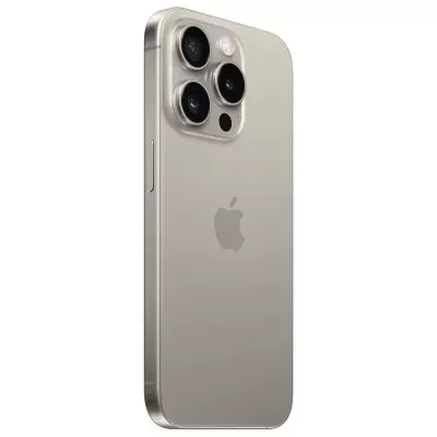 Smartphone prateado metálico com três câmaras traseiras e logótipo da Apple