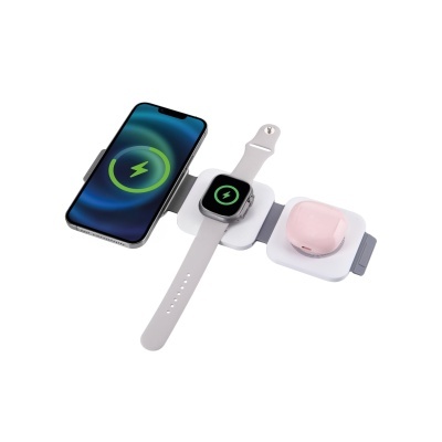 Estação de carregamento wireless a carregar smartphone, smartwatch e auscultadores.