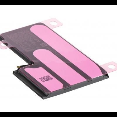 Bateria retangular preta com etiqueta rosa e texto técnico