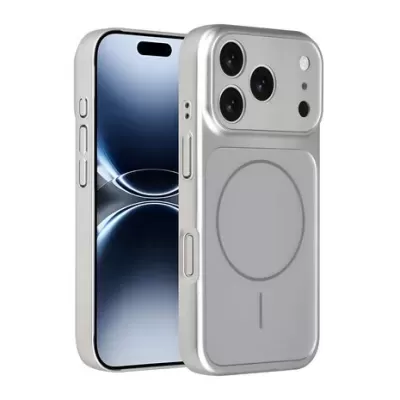 Smartphone prateado com capa magnética cinzenta e três câmaras traseiras