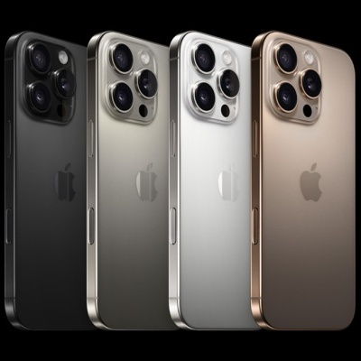 Quatro iPhones Apple em cores preto, cinza, branco e dourado com três câmeras traseiras.