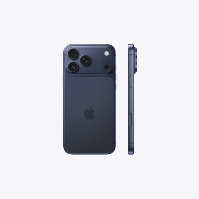Smartphone preto com três câmaras traseiras e fundo branco