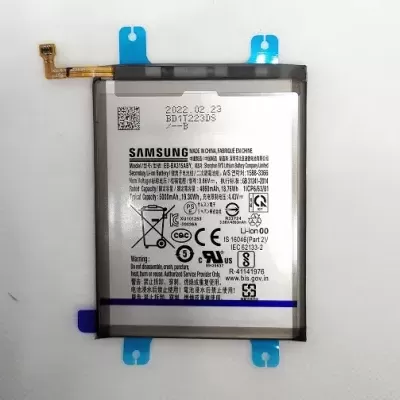 Bateria recarregável Samsung para telemóvel com etiquetas e texto técnico