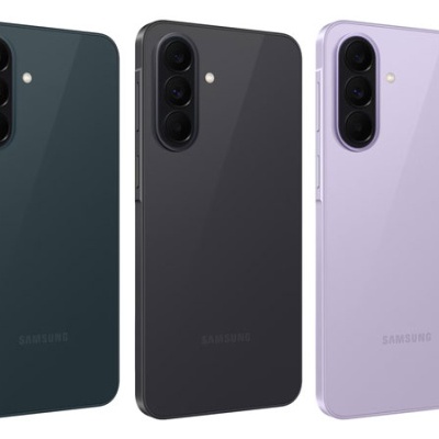 Três smartphones Samsung nas cores verde escuro, preto e lilás vistos de trás