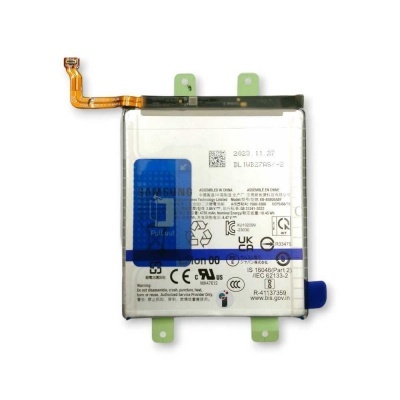 Bateria de telemóvel retangular com etiqueta branca e aba azul