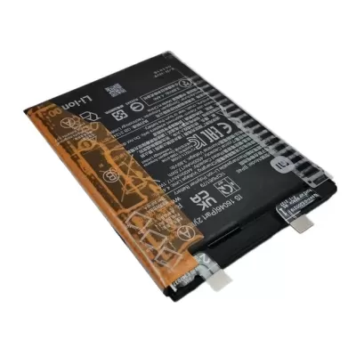 Bateria preta para smartphone com texto branco e padrão laranja