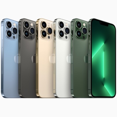 Seis telemóveis Apple iPhone 13 Pro em várias cores alinhados com um ecrã verde visível