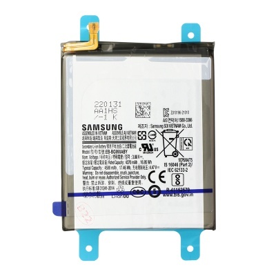 Bateria Samsung branca e cinza com etiquetas e texto impresso.