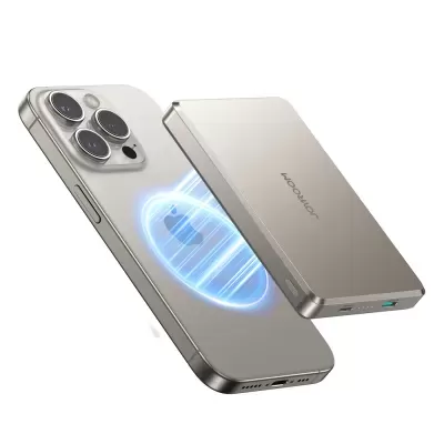 Carregador portátil magnético cinza conectado a smartphone Apple prateado.