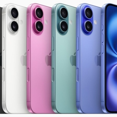 Cinco iPhones com diferentes cores e câmara dupla alinhados