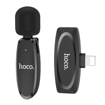 Microfone sem fios preto com receptor preto hoco. em fundo branco