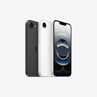 Três smartphones em preto e branco, um de frente com ecrã ligado