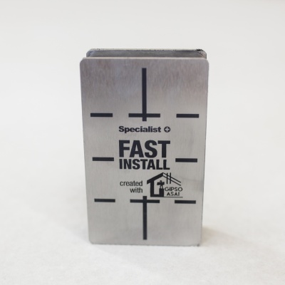 Produto metálico prateado com texto e marcações pretas