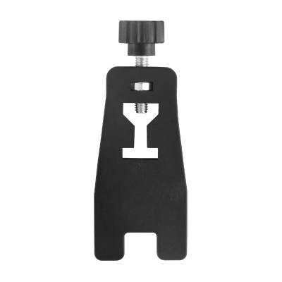 Ferramenta preta com botão de aperto serrilhado e orifício em 'Y' central