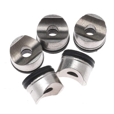 peças metálicas prateadas redondas com orifício central e detalhes pretos