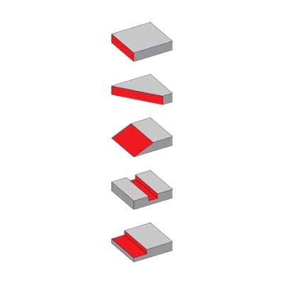 Cinco formas geométricas cinzentas com detalhes vermelhos num fundo branco