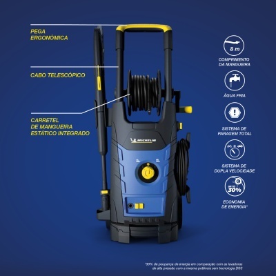 Máquina de lavagem azul e preta com pegador amarelo e carretel de mangueira