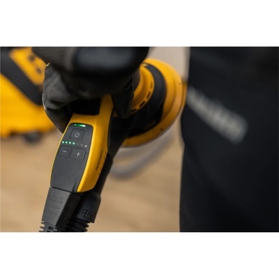 Detalhe de máquina de polir elétrica amarela com botões e luzes verdes