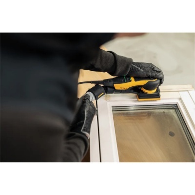 Lixadora elétrica amarela lixa quadro de madeira branco com vidro.