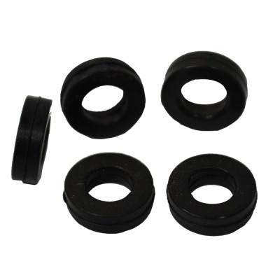 Cinco anéis ou juntas de borracha pretos com orifício circular no centro