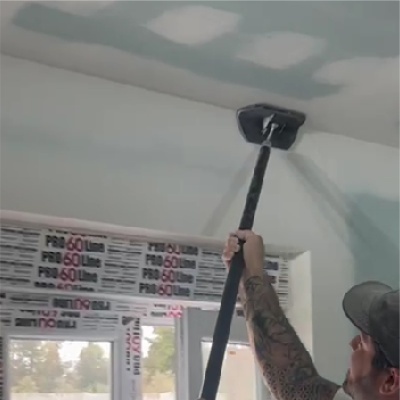 Pessoa a usar ferramenta para lixar tecto branco numa parede com janelas e texto PRO 60 Lime