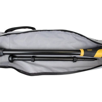 Bolsa cinza aberta com duas peças metálicas pretas guardadas no interior.