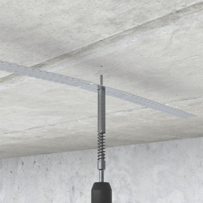 Ferramenta metálica pendurada num teto de cimento com mola e pega preta