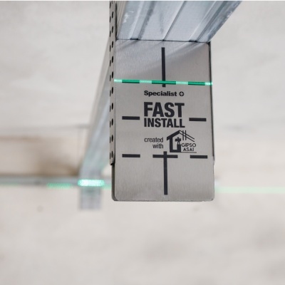 Perfil metálico para construção com inscrições 'FAST INSTALL' e linha laser verde