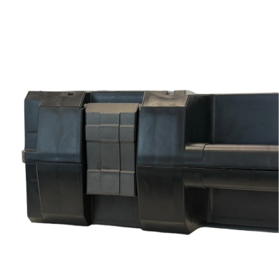 Sofá modular preto com almofada cinza central