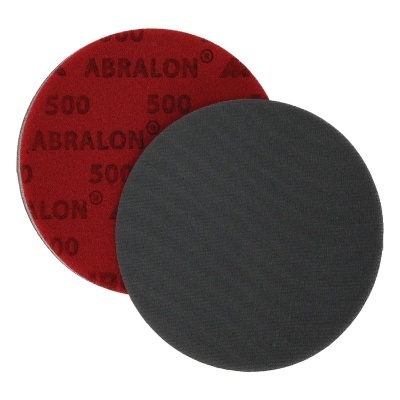 Dois discos abrasivos redondos, um vermelho com texto e outro preto