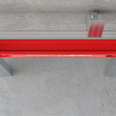 Nível de bolha vermelho entre estruturas metálicas cinzentas