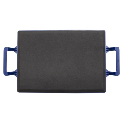 Frigideira retangular preta com pegas azuis vista de cima
