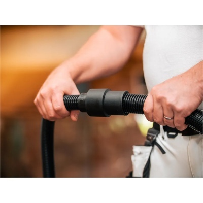 Mãos segurando mangueira preta flexível com conector plástico