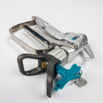 Pistola de pintura metálica prateada com cabo cinzento e azul