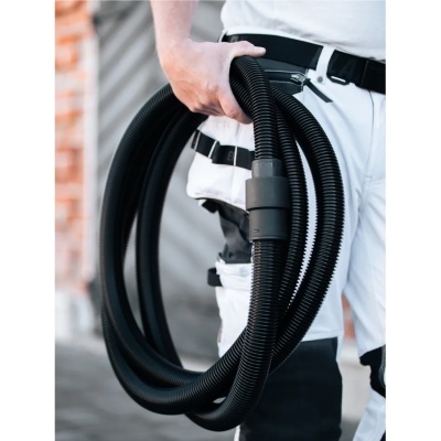 Pessoa segurando mangueira preta flexível com conector