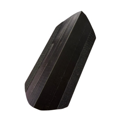 Protetor para ombro preto com textura listrada e velcro nas laterais