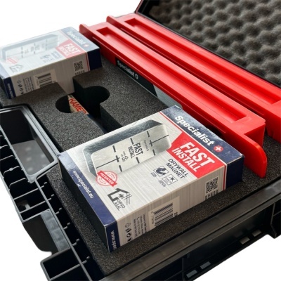 Caixas de produto Specialist+ FAST INSTALL com ferramenta vermelha em caixa de plástico preta