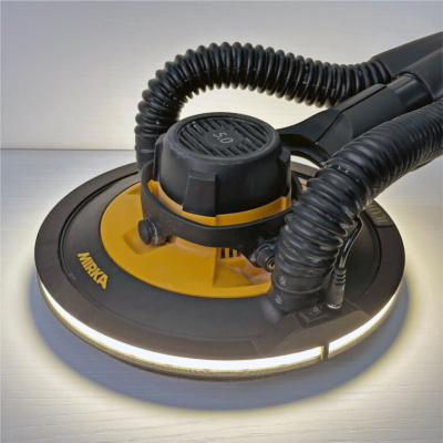 Máquina de lixar amarelo e preto com mangueiras flexíveis pretas e texto MIRKA