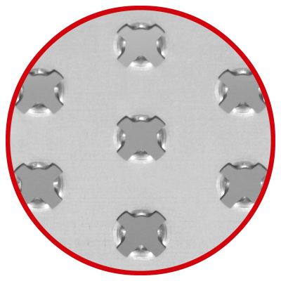Superfície metálica com padrão de orifícios quadrados