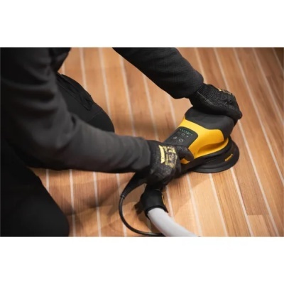 Lixadora elétrica amarela e preta a lixar pavimento de madeira clara