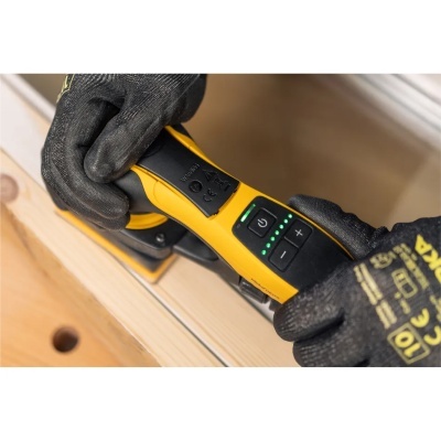Lixadora elétrica amarela e preta usada em madeira clara