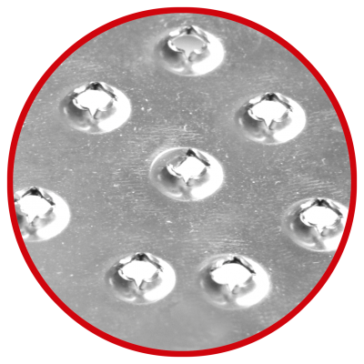 Superfície metálica com rebites circulares num círculo vermelho.