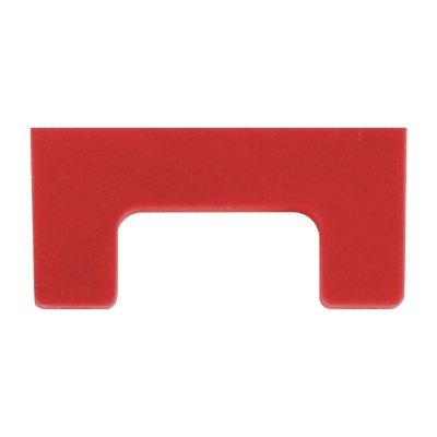 Peça plástica vermelha retangular com abertura central
