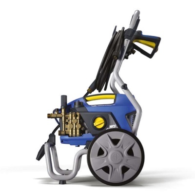 Máquina de lavar a pressão azul e cinzenta com rodas grandes e mangueira enrolada