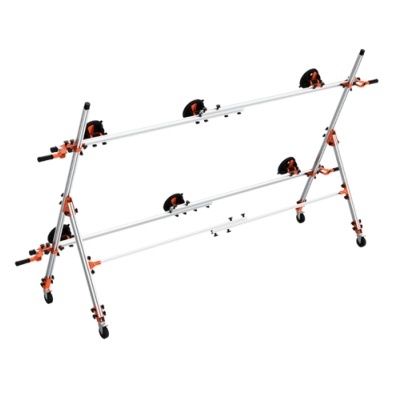 Estrutura metálica prateada com suportes laranja e rodas no fundo
