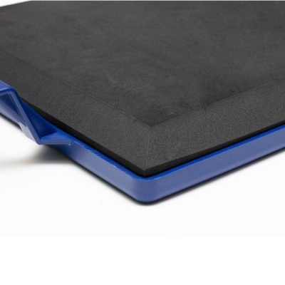 Tapete de espuma preta com base plástica azul