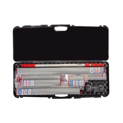 Estojo preto aberto com tubos cinza e peça vermelha