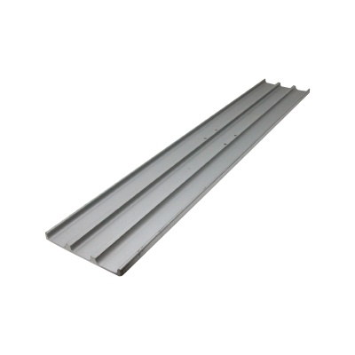 Prateleira metálica cinza com superfícies estriadas e reentrâncias