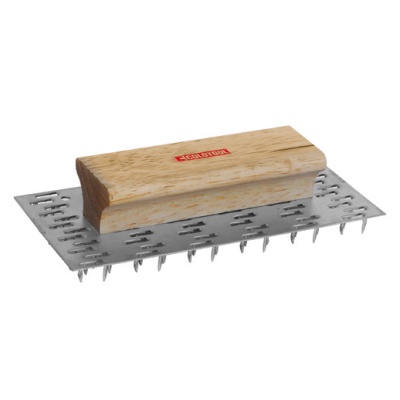 Escova manual com pega de madeira e cabeça de metal com dentes