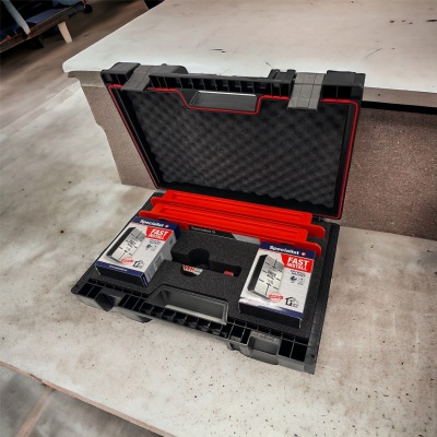 Estojo preto aberto com duas caixas de Rebar Cutter Fast em interior acolchoado, sobre bancada clara